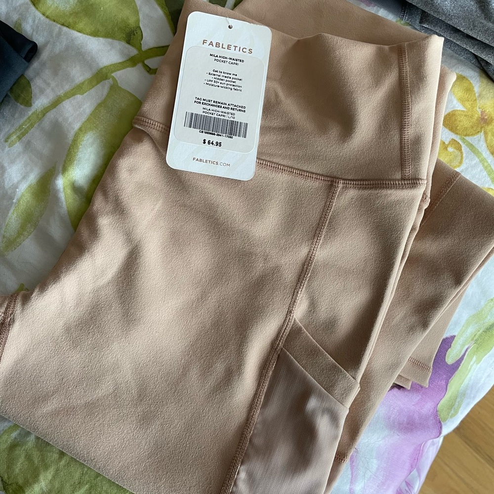 Fabletics high waisted pocket Capri NWT